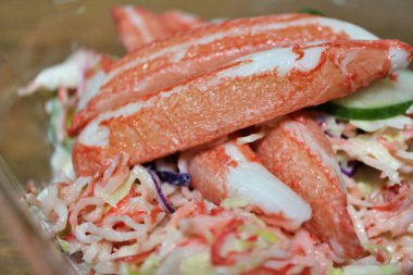 Yengeç çubuğu (taklit yengeç eti) salatası Tokyo, Japonya 'daki bir süpermarketten satın alınmıştır.