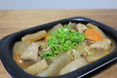 Motsuni (ağır ateşte pişirilmiş sakatat ve sebzeler) Tokyo, Japonya 'da bir süpermarketten satın alınmıştır.