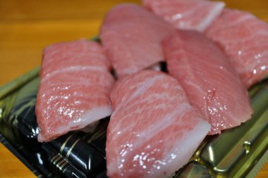 Toro nigirzushi Tokyo, Japonya 'da bir süpermarketten satın alındı.