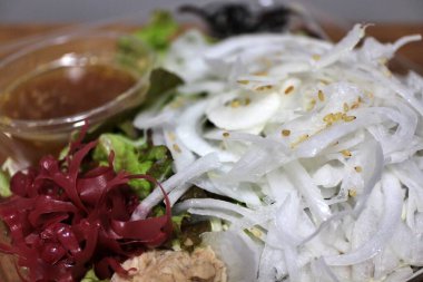 Tokyo, Japonya 'da bir süpermarketten yeni soğan ve ton balığı salatası alınmış.