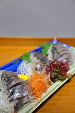 Aji (Japon uskumrusu) sashimi Tokyo, Japonya 'da bir süpermarketten satın alınmıştır.