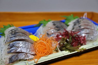 Aji (Japon uskumrusu) sashimi Tokyo, Japonya 'da bir süpermarketten satın alınmıştır.