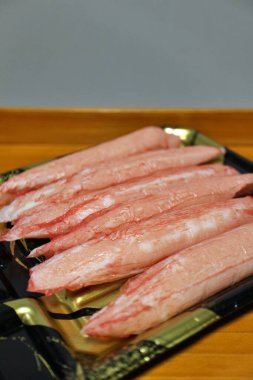 Tokyo, Japonya 'daki bir süpermarketten yengeç çubuğu (taklit yengeç eti) satın alınmıştır.