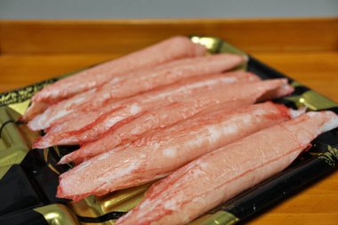 Tokyo, Japonya 'daki bir süpermarketten yengeç çubuğu (taklit yengeç eti) satın alınmıştır.