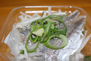 Aji (Japon uskumru) ve daikon salatası Tokyo, Japonya 'da bir süpermarketten satın alınmıştır.