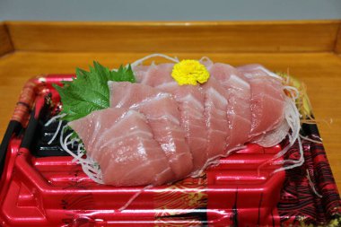 Hon-maguro (Pasifik mavi yüzgeçli ton balığı) sashimi Tokyo, Japonya 'da bir süpermarketten satın alınmıştır.
