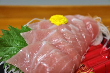 Hon-maguro (Pasifik mavi yüzgeçli ton balığı) sashimi Tokyo, Japonya 'da bir süpermarketten satın alınmıştır.