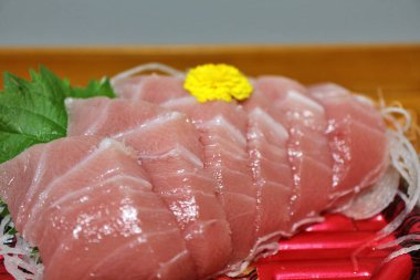 Hon-maguro (Pasifik mavi yüzgeçli ton balığı) sashimi Tokyo, Japonya 'da bir süpermarketten satın alınmıştır.