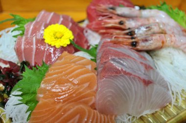 Tokyo, Japonya 'da bir süpermarketten alınmış çeşit çeşit saşimi.