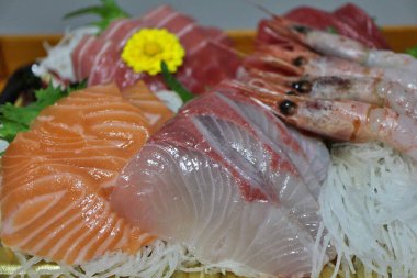 Tokyo, Japonya 'da bir süpermarketten alınmış çeşit çeşit saşimi.