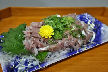 Aji tataki (Japon uskumrusu dilimlenmiş) Tokyo, Japonya 'da bir süpermarketten satın alındı.