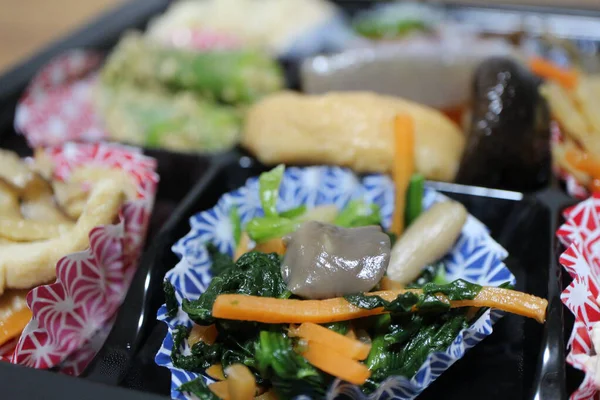 Ispanak ohitashi (haşlanmış ıspanak) Tokyo, Japonya 'da bir süpermarketten satın alınmıştır.