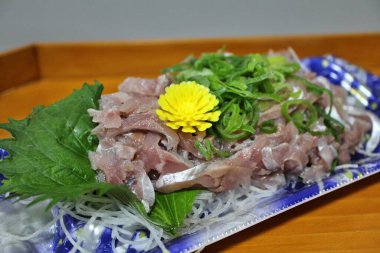 Aji tataki (Japon uskumrusu dilimlenmiş) Tokyo, Japonya 'da bir süpermarketten satın alındı.