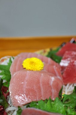 Hon-maguro (Pasifik mavi yüzgeçli ton balığı) sashimi Tokyo, Japonya 'da bir süpermarketten satın alınmıştır.