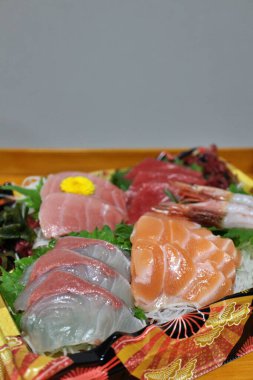 Tokyo, Japonya 'da bir süpermarketten alınmış çeşit çeşit saşimi.