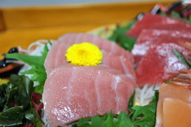 Hon-maguro (Pasifik mavi yüzgeçli ton balığı) sashimi Tokyo, Japonya 'da bir süpermarketten satın alınmıştır.