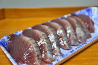 Katsuo (bonito) sashimi Tokyo, Japonya 'da bir süpermarketten satın alındı.