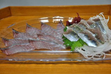 Grunt ve sardalyalı saşimi Tokyo, Japonya 'da bir süpermarketten alınmış.