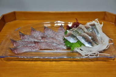 Japon, Tokyo 'da bir süpermarketten alınmış sardalya ve domuz sashimi.
