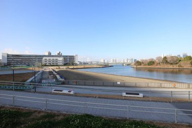 Tokyo, Japonya 'daki Ariake Shinsui Kaihin Parkı' nda yeni bir sahil inşa ediliyor.