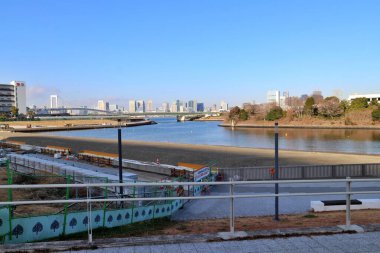 Tokyo, Japonya 'daki Ariake Shinsui Kaihin Parkı' nda yeni bir sahil inşa ediliyor.