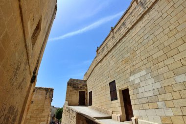 Mdina, Malta 'daki Triq l-Imhazen (Magazine' Caddesi) boyunca uzanan antik duvar