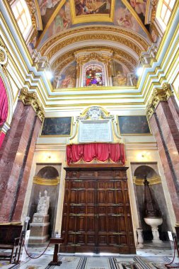 Mdina, Malta 'daki St. Paul Katedrali' nin içinde.