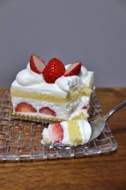 Japon çilekli pastası (katlı pasta))