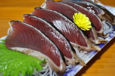 Katsuo tataki (kurutulmuş bonito) sashimi Tokyo, Japonya 'da bir süpermarketten satın alınmıştır.