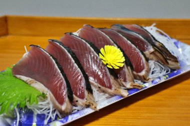 Katsuo tataki (kurutulmuş bonito) sashimi Tokyo, Japonya 'da bir süpermarketten satın alınmıştır.