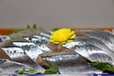Sanma (Pasifik saury) sashimi Japonya, Tokyo 'da bir süpermarketten satın alınmıştır.