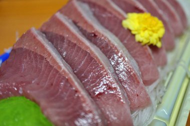 Buri (sarı kuyruklu) sashimi Japonya, Tokyo 'da bir süpermarketten satın alınmıştır.