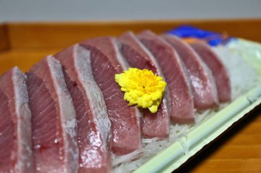 Buri (sarı kuyruklu) sashimi Japonya, Tokyo 'da bir süpermarketten satın alınmıştır.