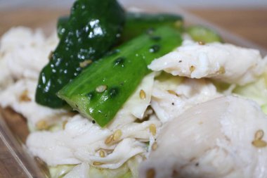 Tokyo, Japonya 'da bir süpermarketten tuzlu buğulanmış tavuk ve lahana.