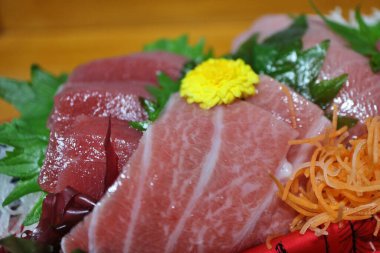 Toro (yağlı ton balığı) sashimi Japonya, Tokyo 'da bir süpermarketten satın alındı
