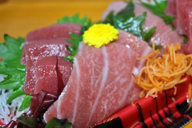 Toro (yağlı ton balığı) sashimi Japonya, Tokyo 'da bir süpermarketten satın alındı