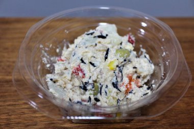 Tokyo, Japonya 'da bir süpermarketten alınmış ton balığı mayonezli patates salatası.