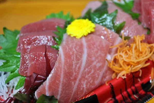 Toro (yağlı ton balığı) sashimi Japonya, Tokyo 'da bir süpermarketten satın alındı