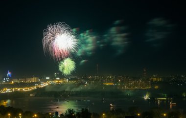 Nehir ve köprü üzerinde havai fişek