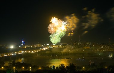 Nehir ve köprü üzerinde havai fişek
