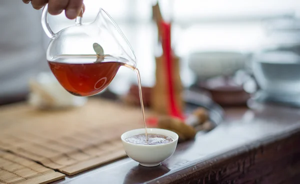 Налейте чай в чашку — стоковое фото