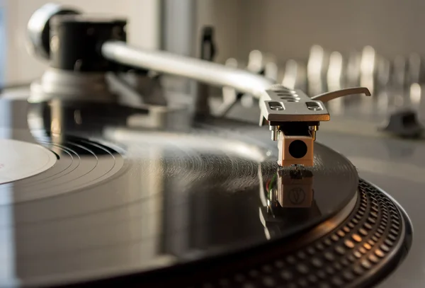 Vinilo y reproductor en la habitación — Foto de Stock