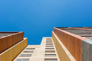 Kırmızı tuğla görünümü aşağıdan ev