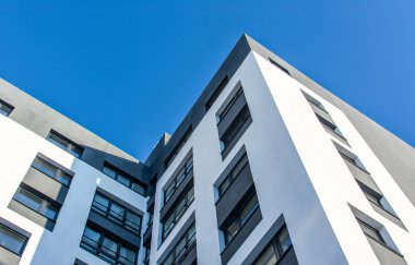 Beyaz ve gri görünümü aşağıdan ev