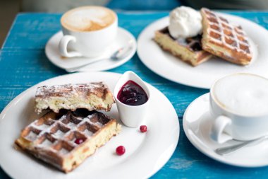 Kahve ve mavi bir tabloda Belçika waffle
