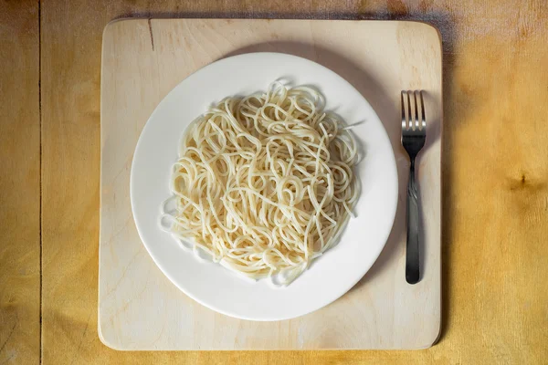 Špagety v talíři s vidličkou — Stock fotografie
