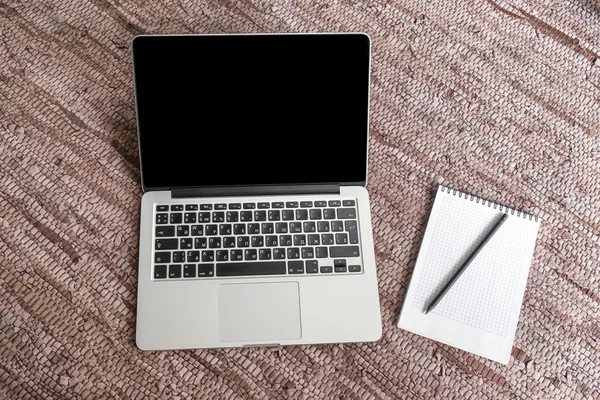 Laptop y un cuaderno con lápiz — Foto de Stock