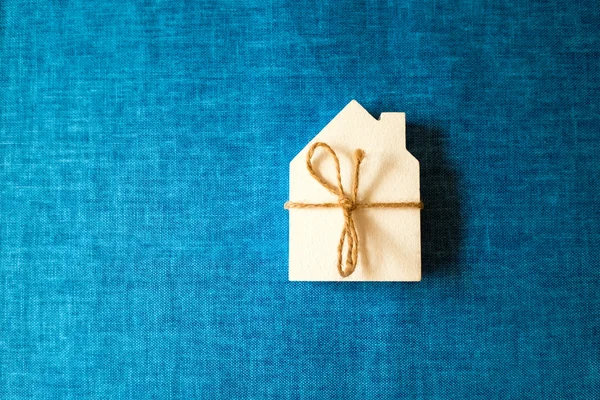 Casa bianca un souvenir su uno sfondo di tessuto blu — Foto Stock