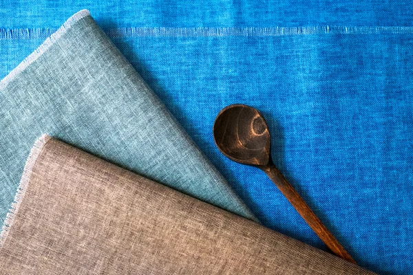 Cuchara envejecida en servilletas de lino de cocina — Foto de Stock