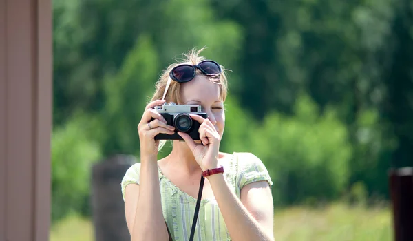 Meisje foto's op film camera's op een zomerdag — Stockfoto